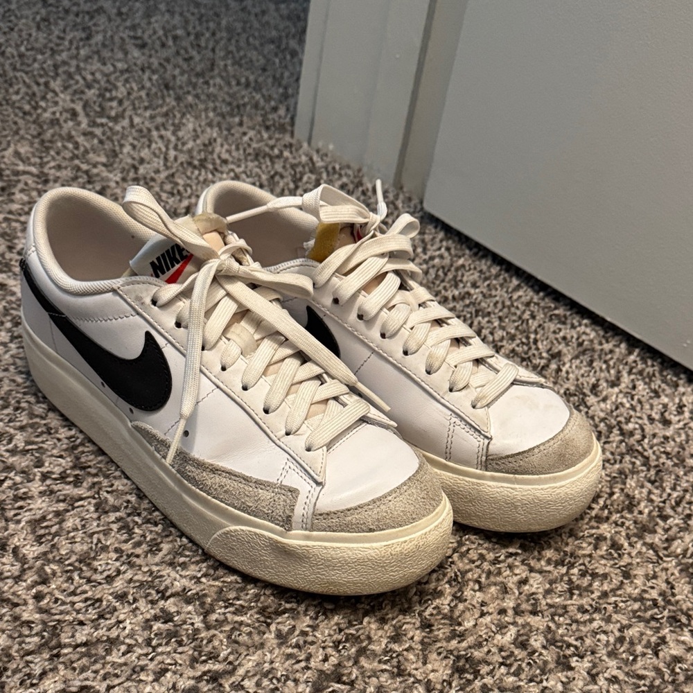 Nike Women’s White and Black Low-Top Sneakers